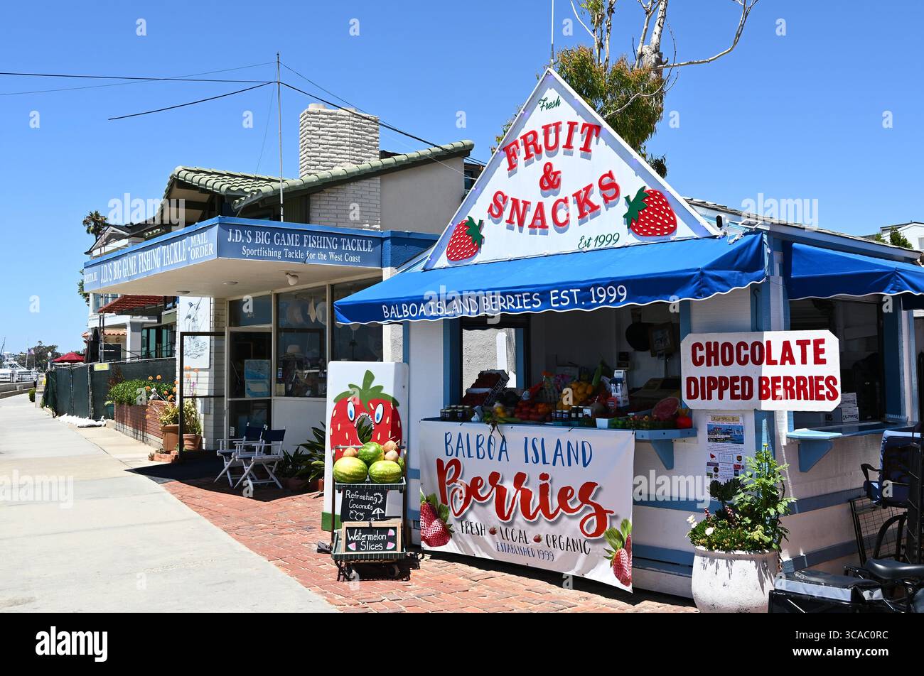 NEWPORT BEACH, CALIFORNIE - 01 août 2025 : Balboa Island Berries propose des fruits et légumes frais, locaux et biologiques et des friandises trempées dans le chocolat sur le bo Banque D'Images