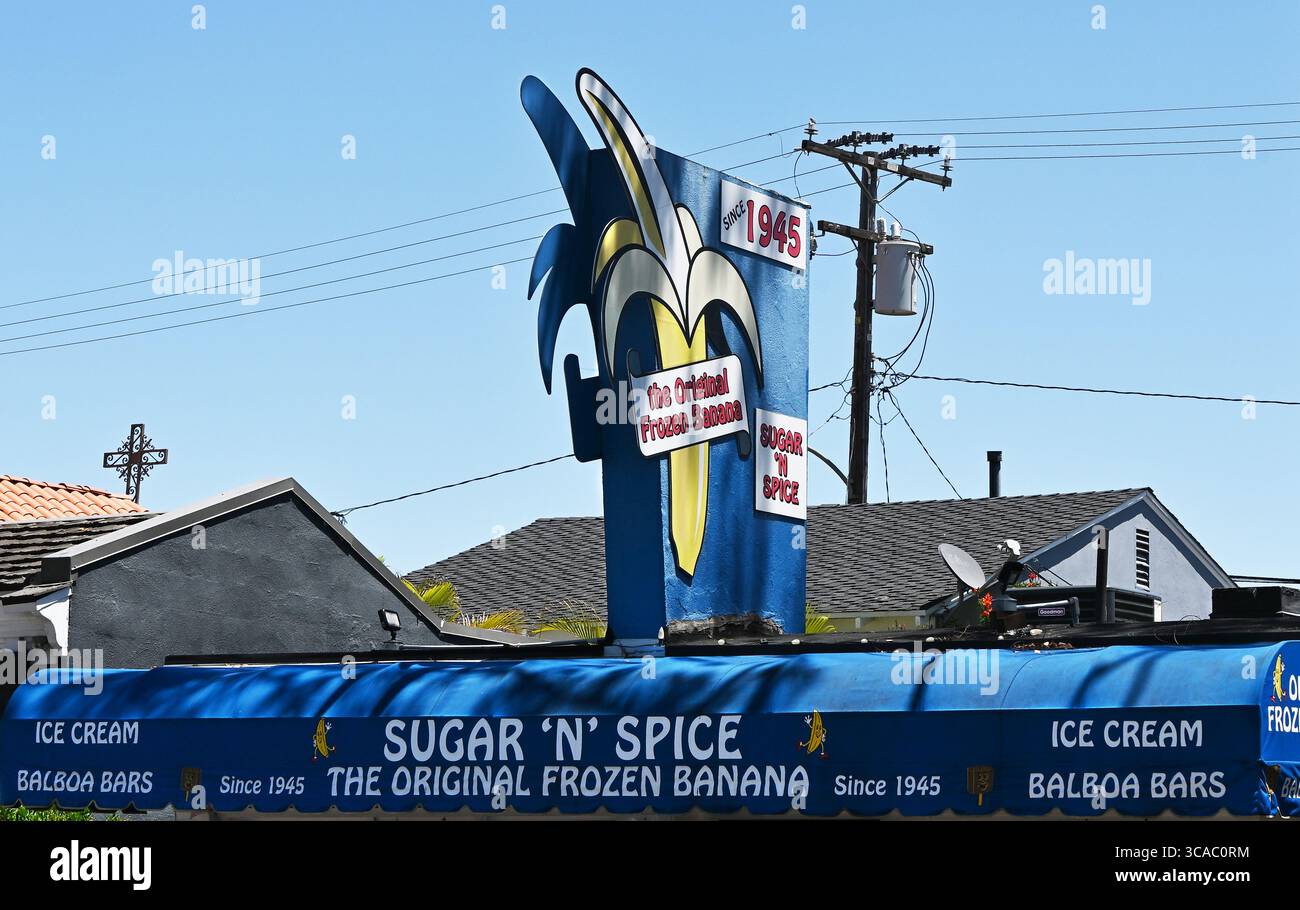 NEWPORT BEACH, CALIFORNIE - 01 août 2025 : Sugar n Spice un stand de crème glacée populaire connu pour ses bananes congelées et ses barres Balboa trempées à la main depuis 1945. Banque D'Images