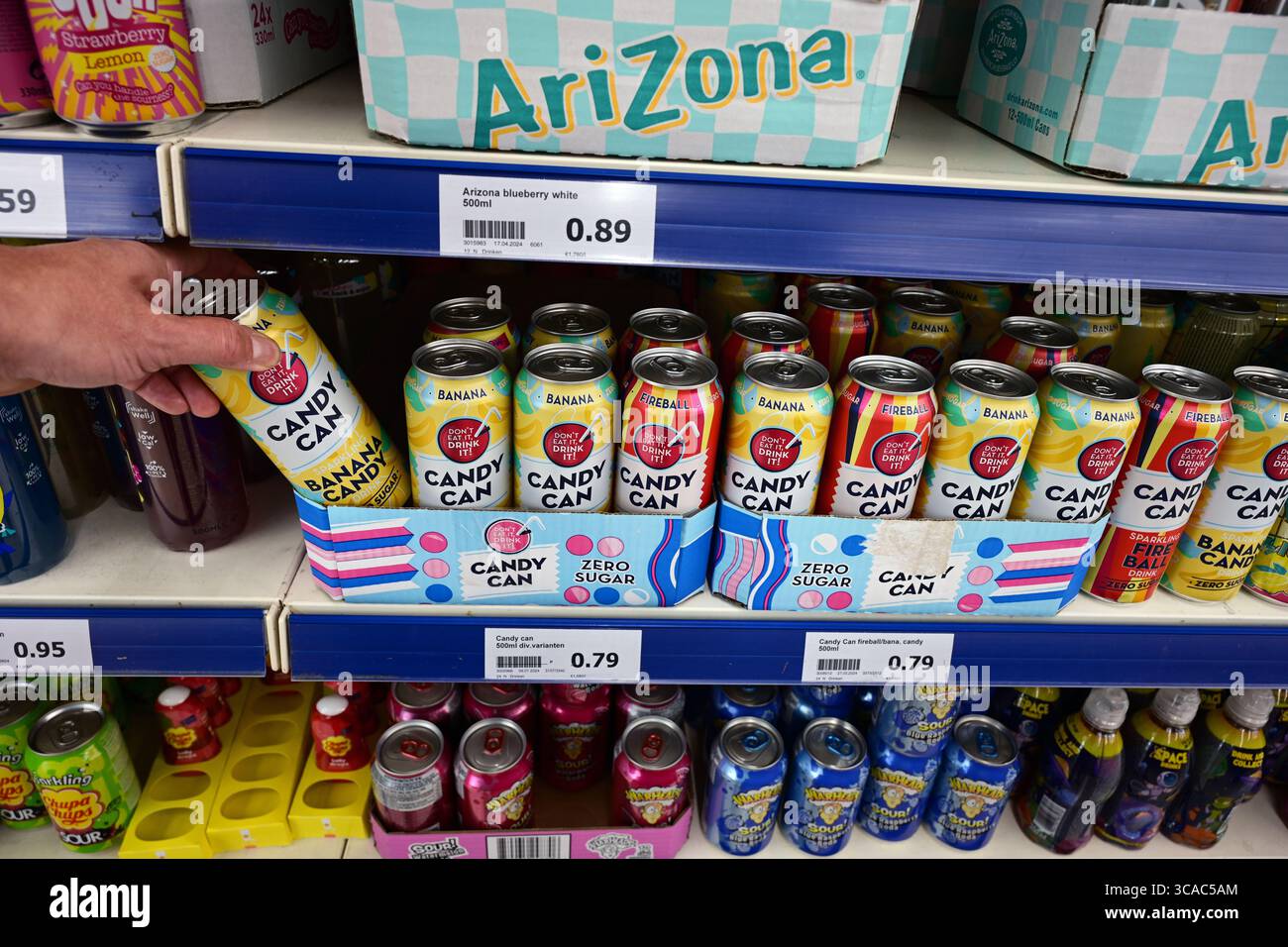 Candy peut marquer les canettes de boisson dans un magasin Banque D'Images