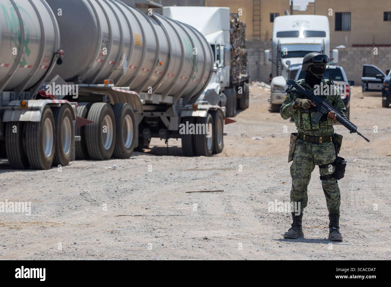 Soldat monte la garde au milieu de la violence urbaine à Ciudad Juarez. Banque D'Images