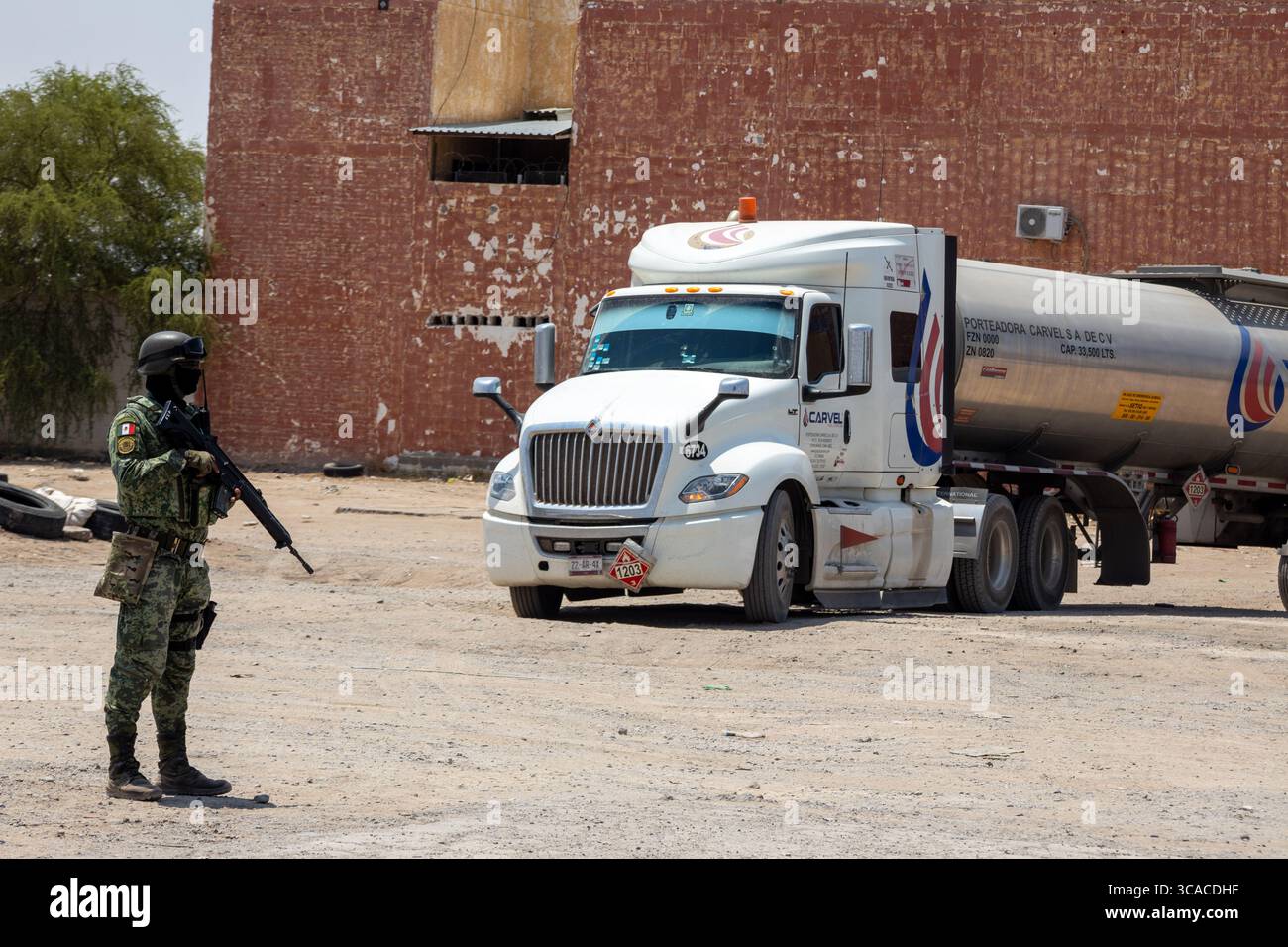 Un soldat garde un pétrolier près d'un bâtiment abandonné à Ciudad Juarez, une ville en proie à la violence urbaine. Banque D'Images