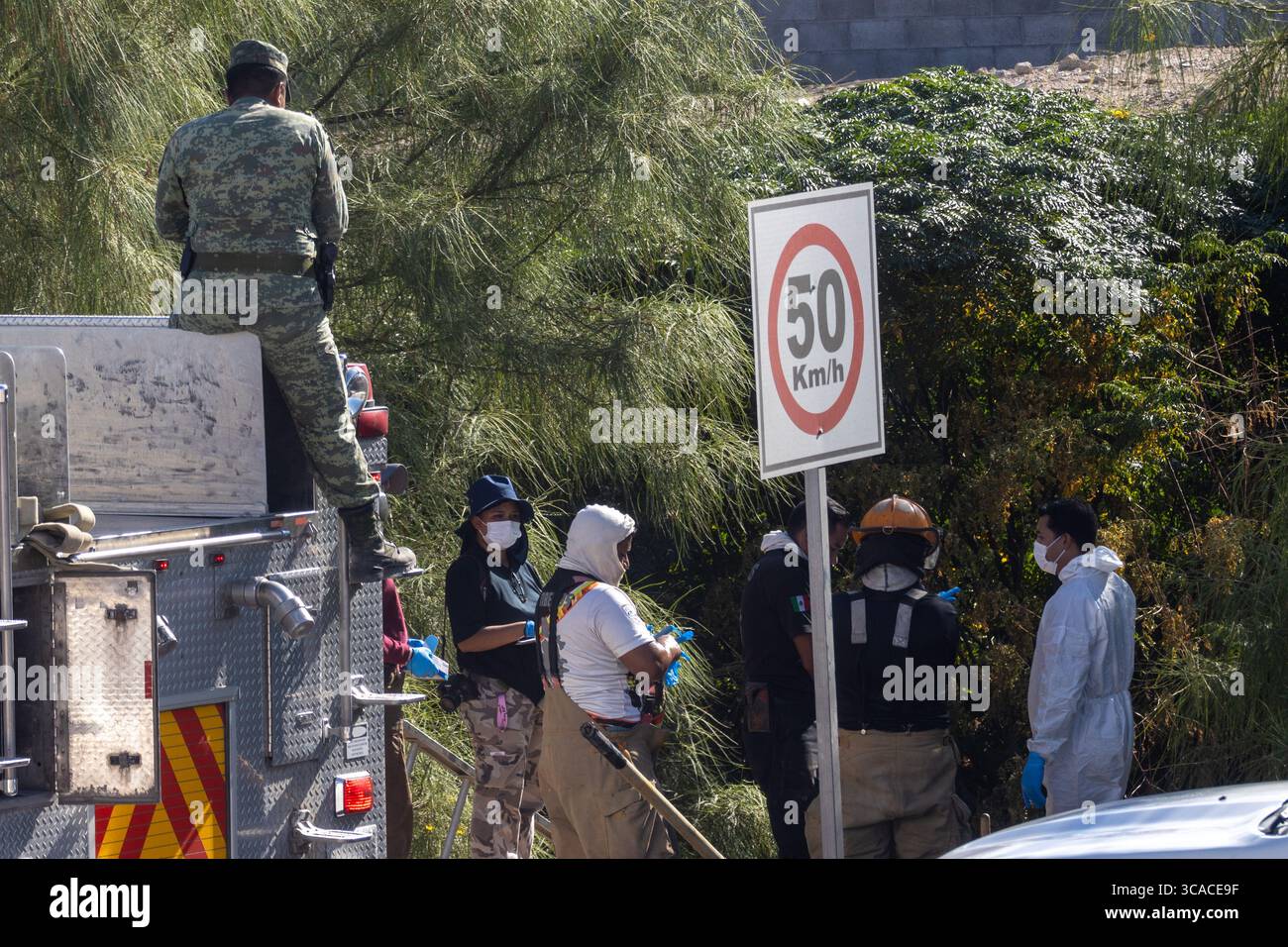 Un soldat enquête sur la scène au milieu de la violence urbaine à Ciudad Juarez. Banque D'Images