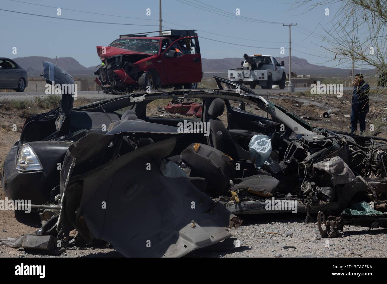 Grave collision sur le bord de la route à Ciudad Juarez dans un contexte de violence urbaine croissante, avec des équipes d'urgence qui interviennent. Banque D'Images