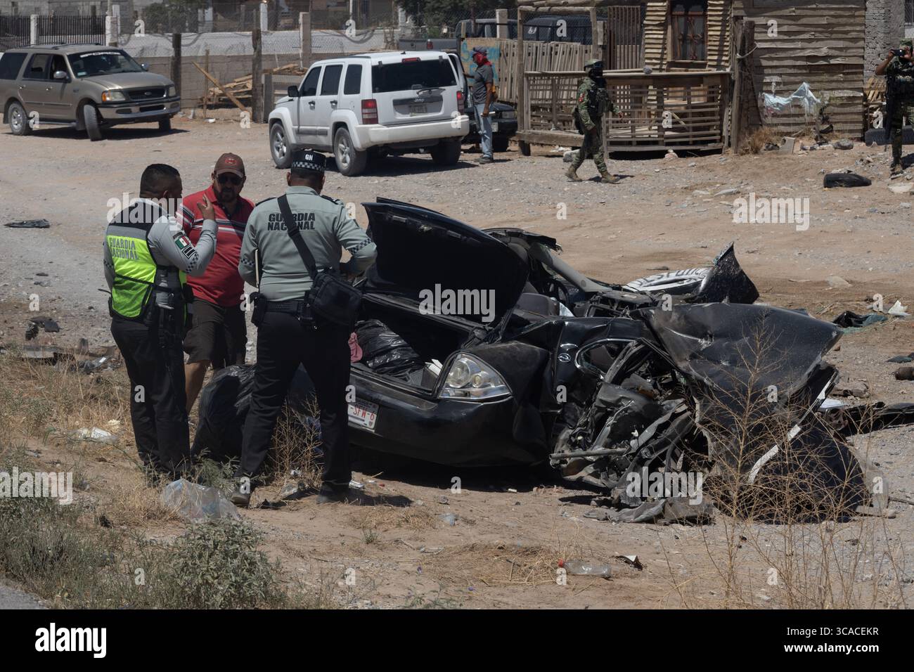 Les forces de sécurité inspectent un véhicule endommagé après un violent incident à Ciudad Juarez. Banque D'Images