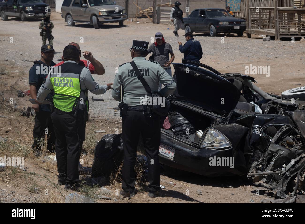 La Garde nationale enquête sur une voiture détruite à Ciudad Juarez, un point focal pour la violence urbaine. Banque D'Images