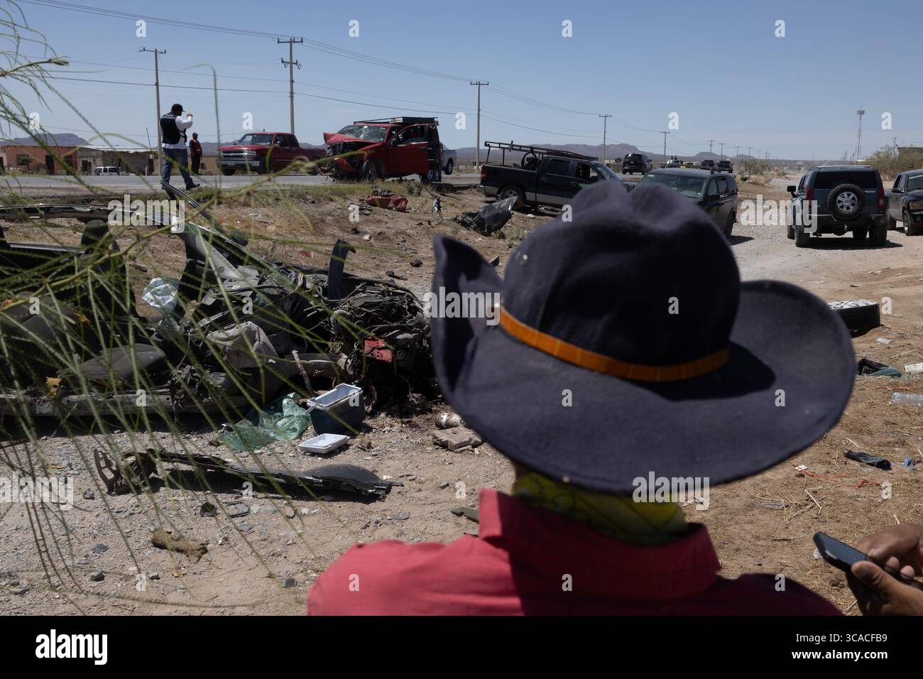 Une personne au chapeau bleu voit les séquelles d'un violent affrontement à Ciudad Juarez. Banque D'Images