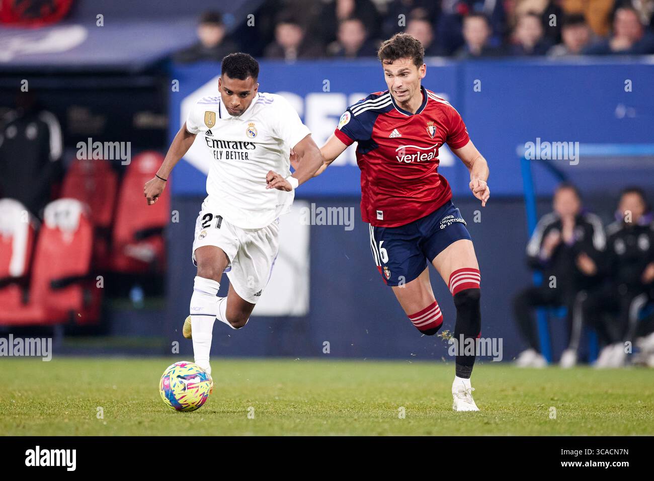 18 février 2023, PAMPELUNE, NAVARRE, ESPAGNE : Rodrygo Goes du Real Madrid CF concourt pour le ballon avec Lucas Torro du CA Osasuna lors du match de la Liga Santander entre LE CA Osasuna et le Real Madrid CF à El Sadar le 18 février 2023, à Pampelune, Espagne. (Crédit image : © Ricardo Larreina/AFP7 via ZUMA Press Wire) Banque D'Images