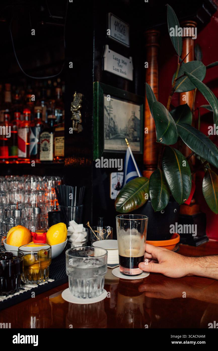 Homme buvant une Guinness au Macleod's Scottish Pub à Seattle, Washington Banque D'Images