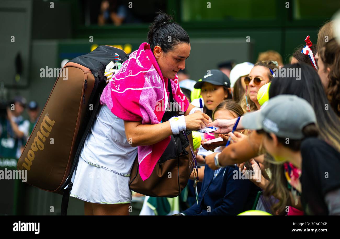 10 juillet 2023, LONDRES, ROYAUME-UNI : on Jabeur de Tunisie après avoir remporté le quatrième tour du tournoi de tennis du Grand Chelem des Championnats de Wimbledon 2023 (crédit image : © Rob Prange/AFP7 via ZUMA Press Wire) Banque D'Images