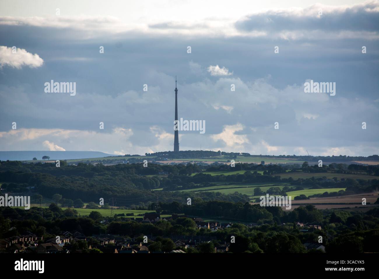 Station de transmission Emley Moor (la tour Arqiva) dans le West Yorkshire vue du château de Sandal , avec le ciel bleu Banque D'Images