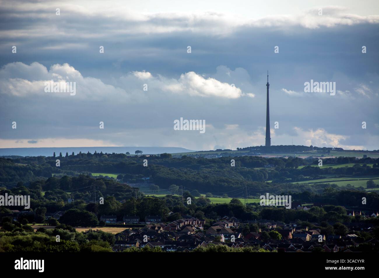 Station de transmission Emley Moor (la tour Arqiva) dans le West Yorkshire vue du château de Sandal , avec le ciel bleu Banque D'Images