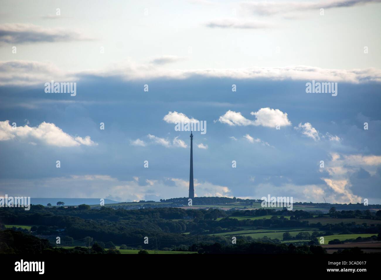 Station de transmission Emley Moor (la tour Arqiva) dans le West Yorkshire vue du château de Sandal , avec le ciel bleu Banque D'Images
