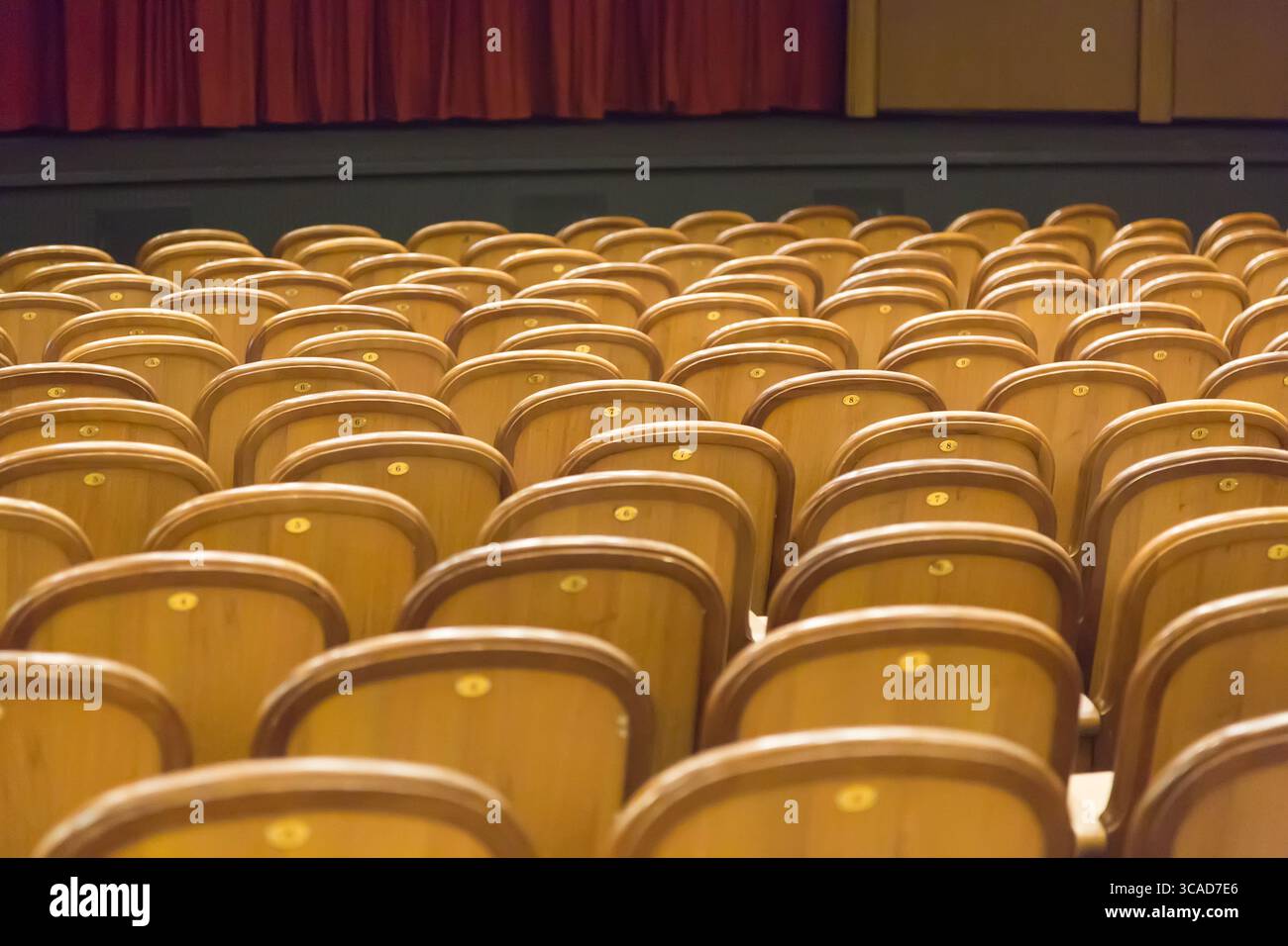 Fauteuils de sièges vintage marron dans le théâtre. Salle de théâtre ou salle de conférence Banque D'Images