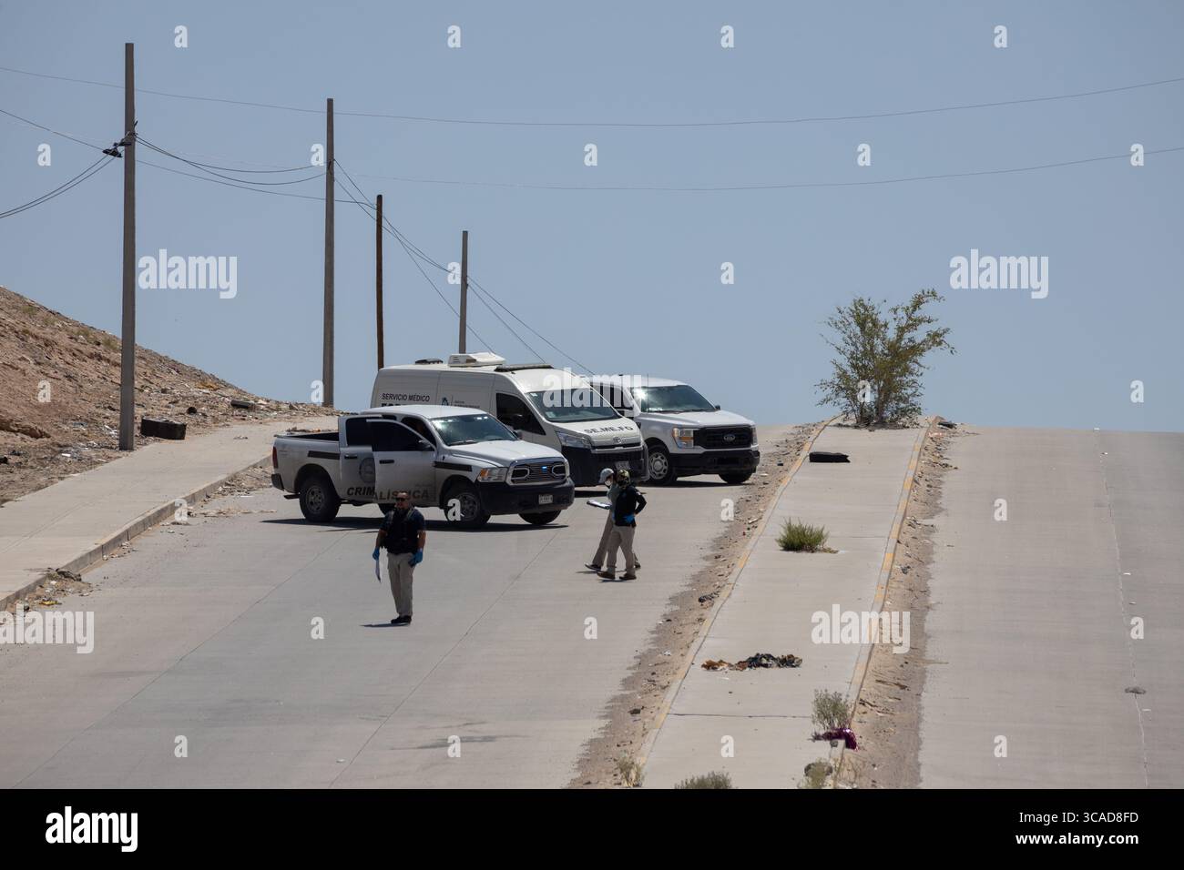 Des policiers patrouillent une route reculée à Ciudad Juarez pour lutter contre la violence urbaine. Banque D'Images