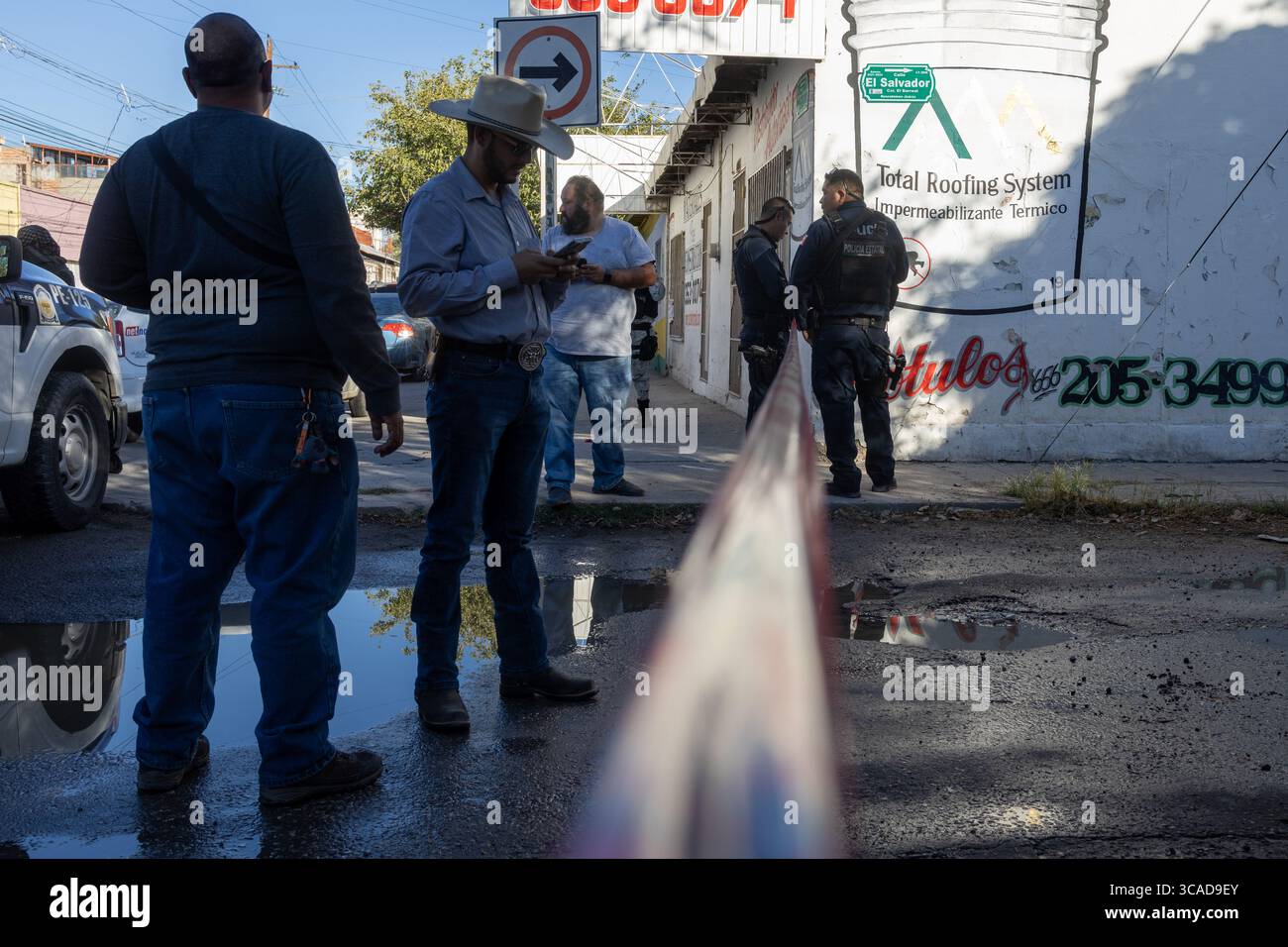 Les civils et la police se rassemblent au milieu de la violence urbaine à Juarez. Banque D'Images