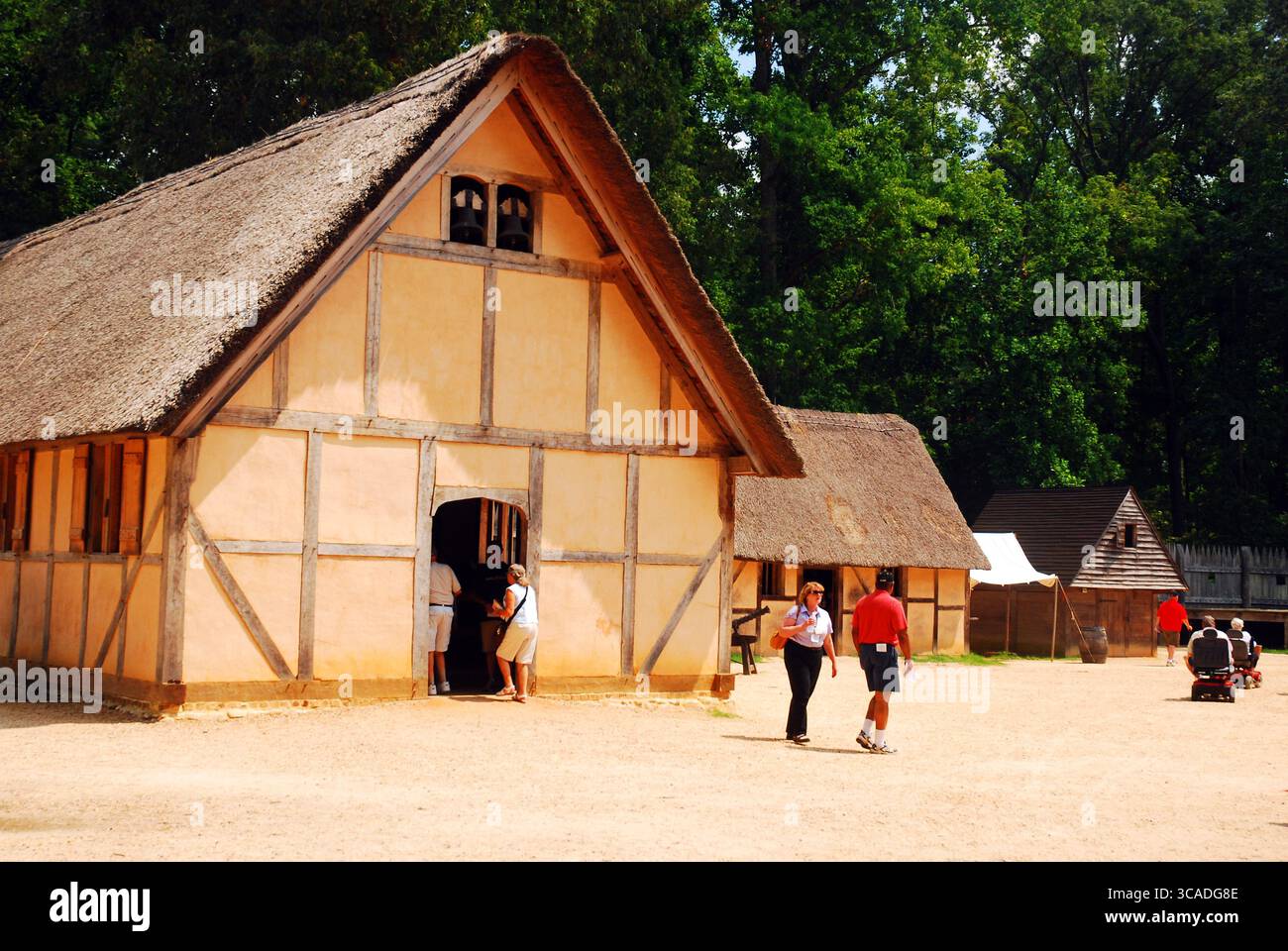 Jamestown, va, USA 2 août 2012 touriste appréciez de marcher autour de la colonie coloniale recréée à Jamestown, Virginie Banque D'Images