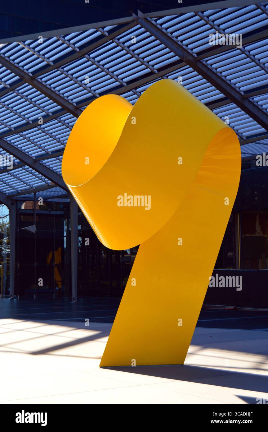 La sculpture d'art de Charles O Perry, The Ram, se trouve à l'extérieur d'un parc de bureaux de Costa Mesa, en Californie Banque D'Images