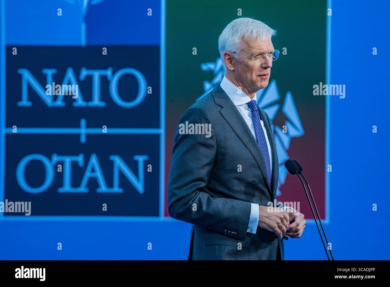 12 juillet 2023, Vilnius, Vilnius, Lituanie : Arturs Krisjanis Karins, premier ministre letton, assiste aux médias au Sommet de l'OTAN organisé à Vilnius, Lituanie. (Crédit image : © Celestino Arce Lavin/ZUMA Press Wire) Banque D'Images
