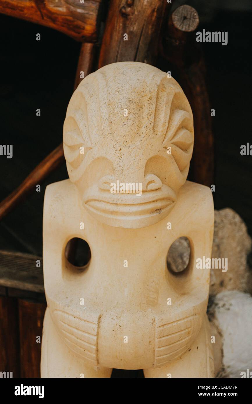 Gros plan de la statue traditionnelle de Tiki polynésien sur l'île de Tikehau, Tahiti. Banque D'Images