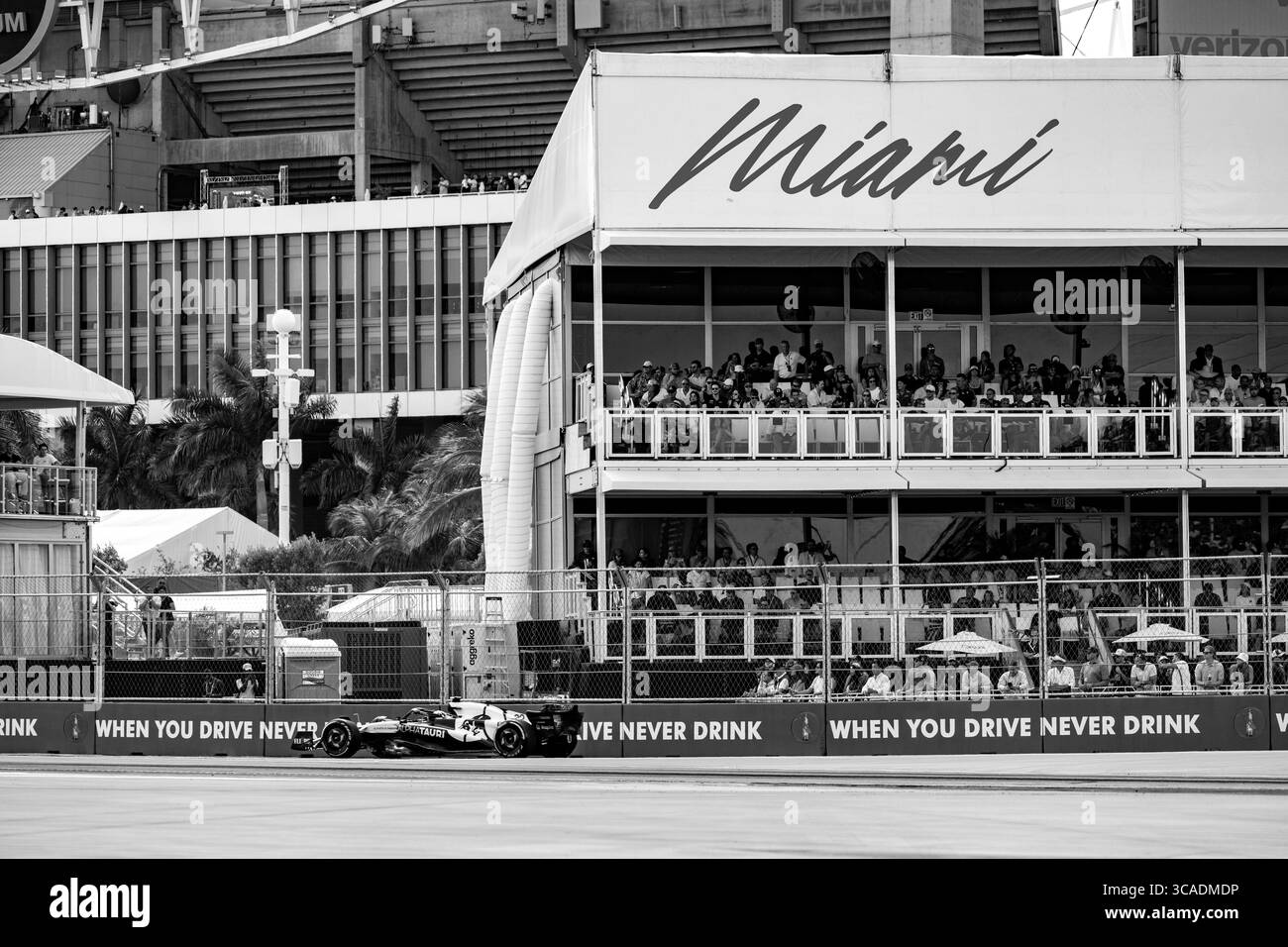 7 mai 2023, Miami Gardens, Floride, États-Unis : YUKI TSUNODA (JAP) d'AlphaTauri #22 en course dans le Grand Prix de formule 1 de Miami... Max Verstappen allait gagner la course dans une performance dominante sur le terrain du Miami Dolphin's Hard Rock Stadium. (Crédit image : © Taidgh Barron/ZUMA Press Wire) Banque D'Images