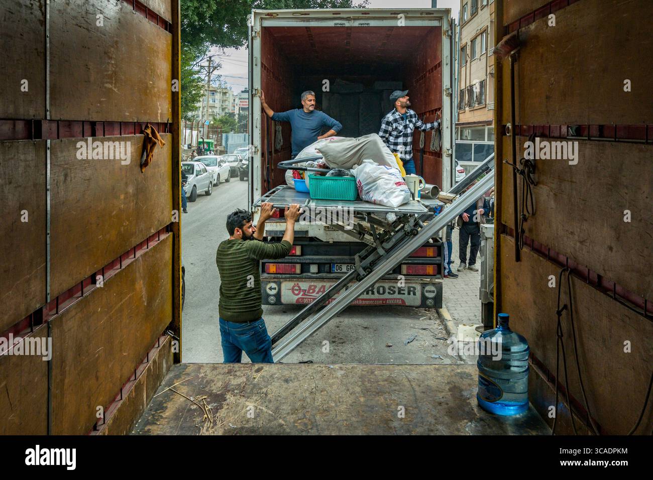 19 février 2023, Iskenderun, Hatay, Turquie : des personnes rendues sans abri par le violent tremblement de terre de 7,8 dans le sud de la Turquie le 6 février chargent leurs biens dans des camions. Les gens essaient de récupérer autant que possible de leurs maisons avant que les bâtiments ne s'effondrent. (Crédit image : © Celestino Arce Lavin/ZUMA Press Wire) Banque D'Images