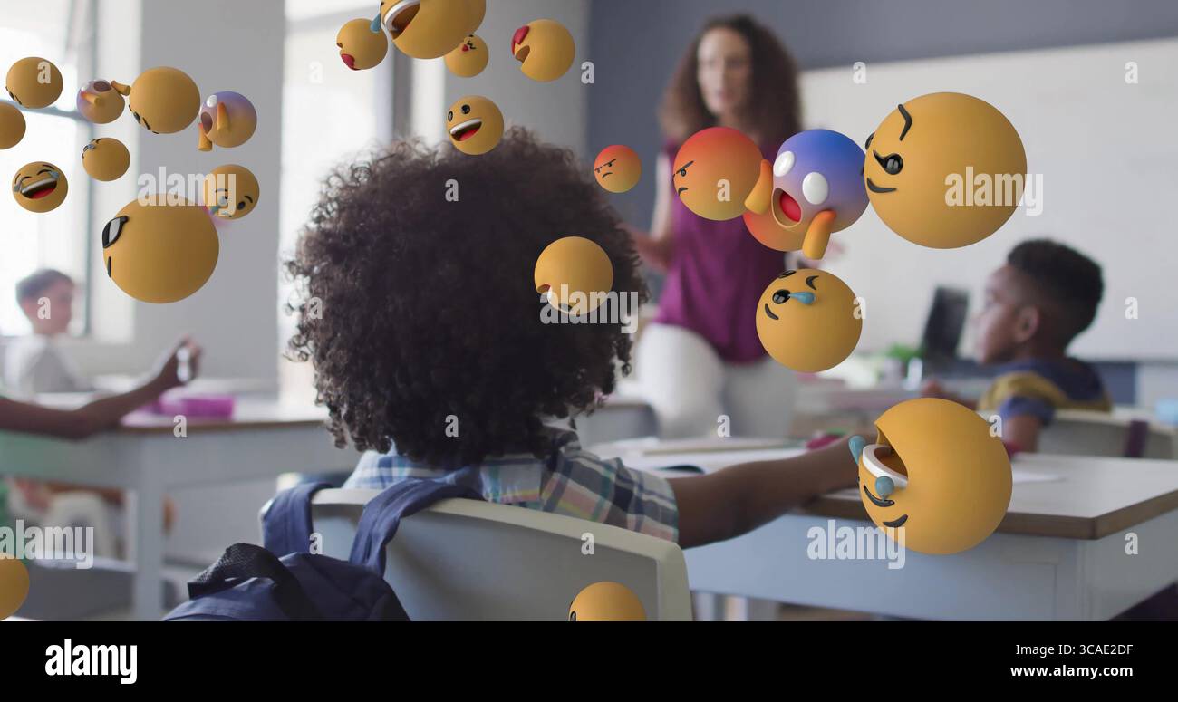 Chemise à carreaux étudiant regardant le professeur faire des gestes au tableau blanc en classe, avec emojis 3D flottants Banque D'Images
