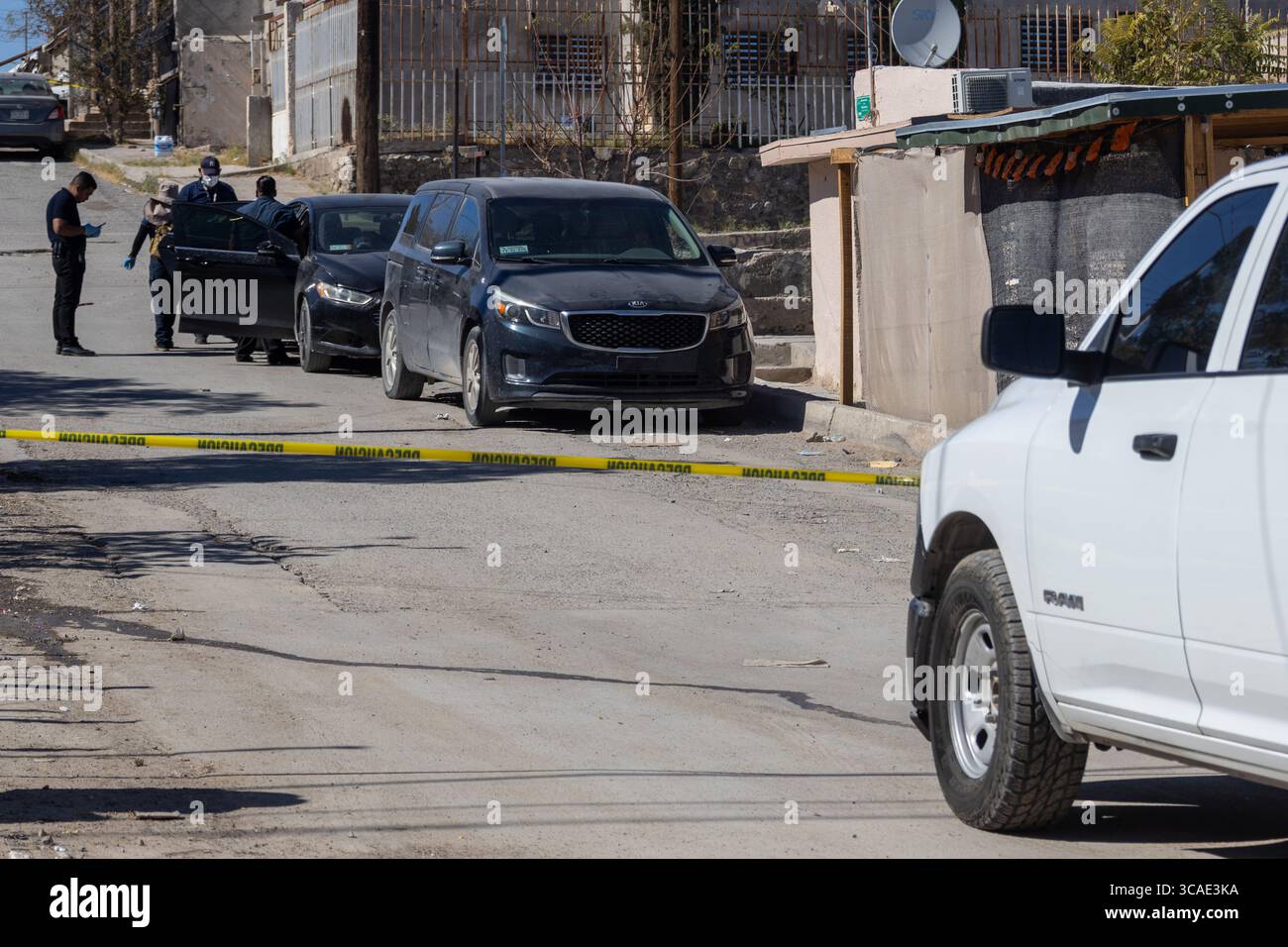 La police examine une voiture criblée de balles à Ciudad Juarez, une ville en proie à la violence urbaine. Banque D'Images