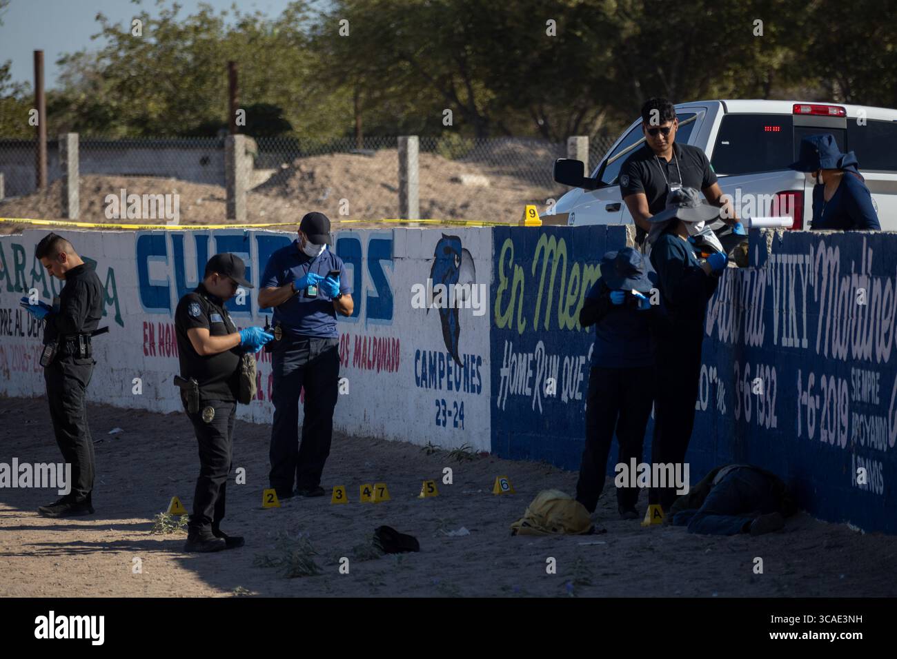 La police examine une scène de crime avec des preuves marquées à Ciudad Juarez, célèbre pour la violence urbaine. Banque D'Images