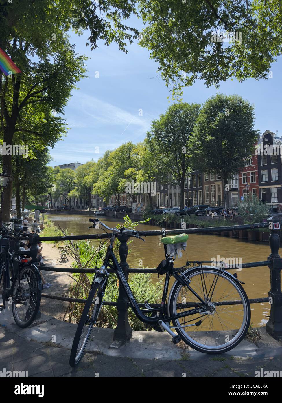 Canaux, architecture hollandaise et charme d’Amsterdam. - Image de stock capturée avec un smartphone