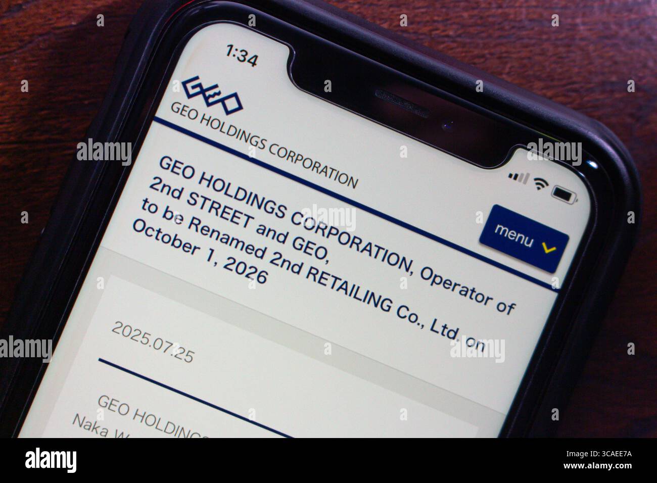 Écran de téléphone intelligent affichant l'avis de GEO Holdings Corporation concernant le changement de nom à 2nd RETAILING Co., Ltd. en vigueur à compter du 1er octobre 2026. Banque D'Images