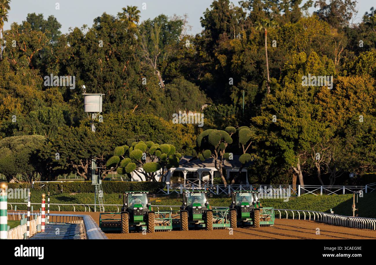 6 avril 2023, Arcadia, CA, États-Unis : les tracteurs préparent la piste pour les entraînements au Santa Anita Park à Arcadia, Californie, le 6 avril 2023. Alex Evers/Eclipse Sportswire/CSM (crédit image : © Alex Evers/CSM via ZUMA Press Wire) Banque D'Images