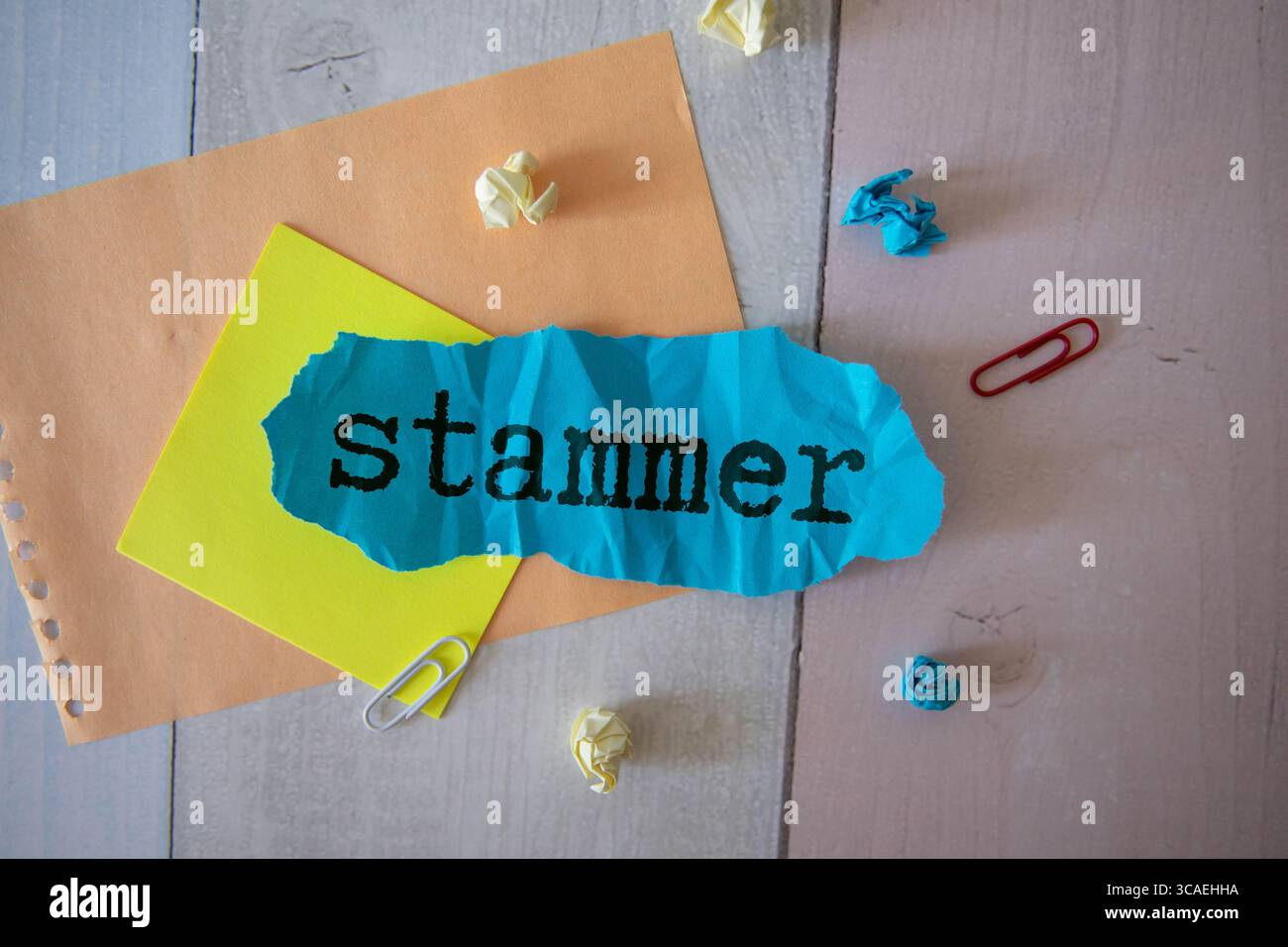 Vue de dessus blocs avec le mot STAMMER sur le fond blanc avec des pilules Banque D'Images