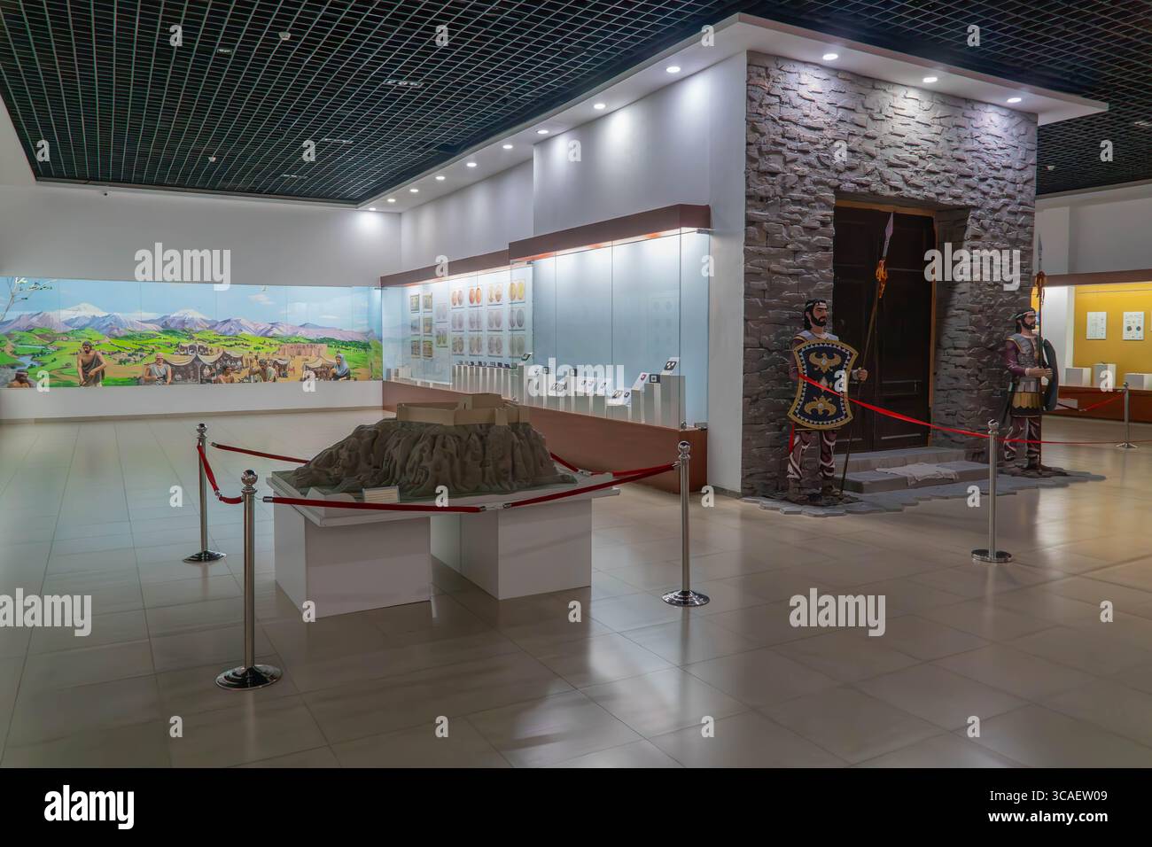 Intérieur du Musée national du Tadjikistan à Douchanbé, présentant l'Asie centrale et des expositions d'histoire tadjike avec de riches artefacts sous un éclairage tamisé. Banque D'Images