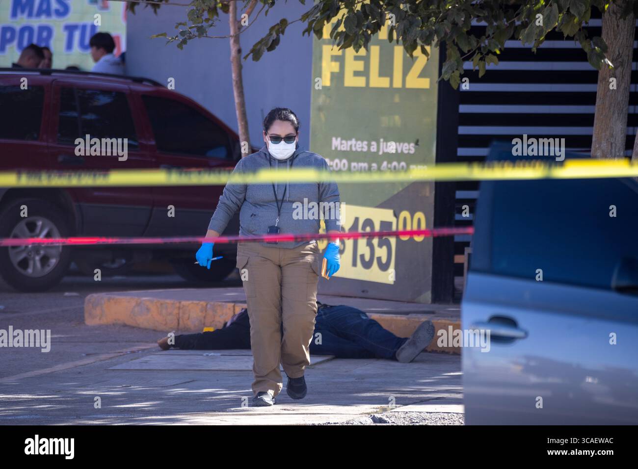 Un technicien médico-légal enquête sur un homicide à Ciudad Juarez, une ville en proie à la violence urbaine. Banque D'Images