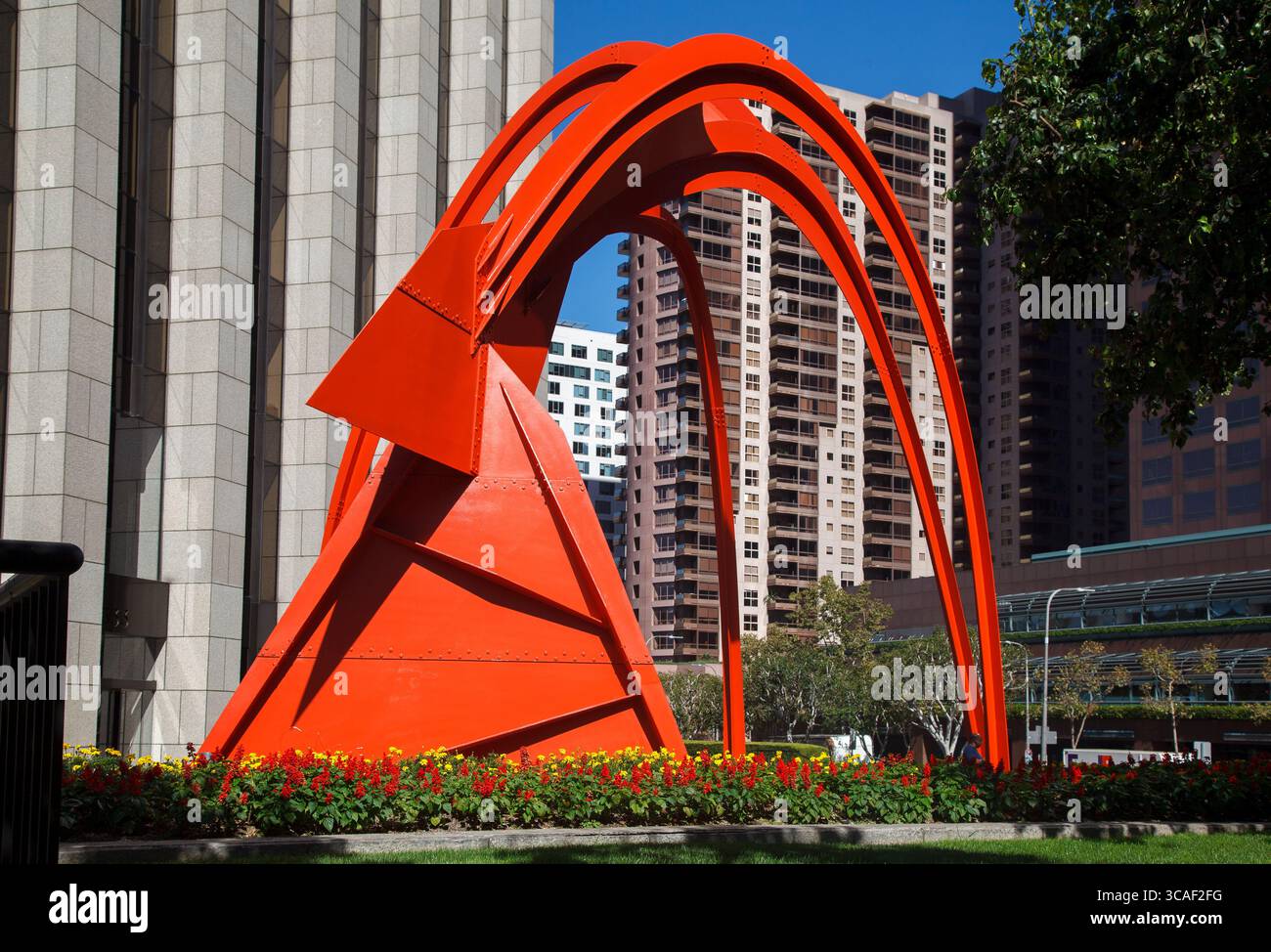 Sculpture en acier à grande échelle des quatre Arches par Alexander Calder dans le paysage urbain du centre-ville de Los Angeles, Los Angeles, Californie, États-Unis Banque D'Images