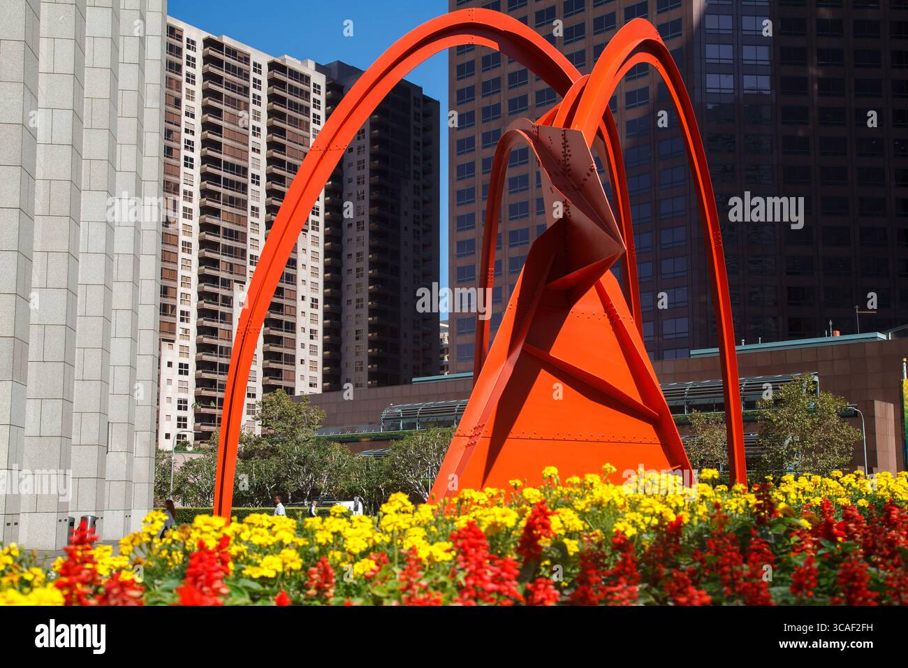 Sculpture en acier à grande échelle des quatre Arches par Alexander Calder dans le paysage urbain du centre-ville de Los Angeles, Los Angeles, Californie, États-Unis Banque D'Images