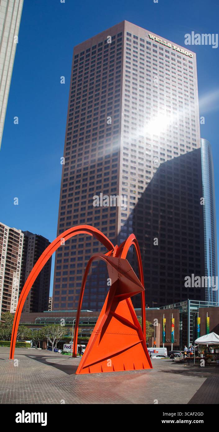 Sculpture en acier à grande échelle des quatre Arches par Alexander Calder dans le paysage urbain du centre-ville de Los Angeles, Los Angeles, Californie, États-Unis Banque D'Images