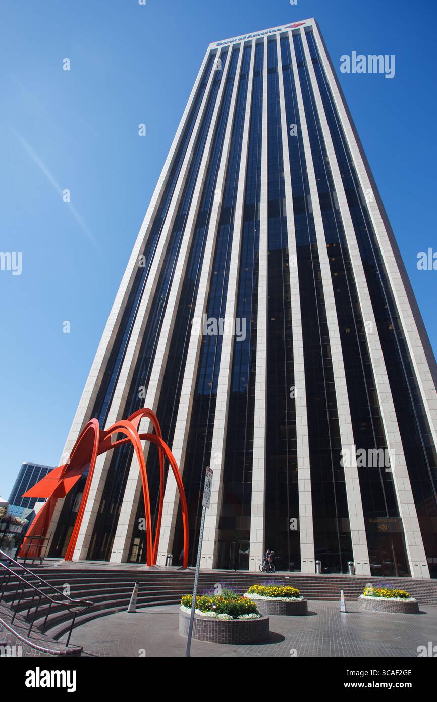Sculpture en acier à grande échelle des quatre Arches par Alexander Calder dans le paysage urbain du centre-ville de Los Angeles, Los Angeles, Californie, États-Unis Banque D'Images