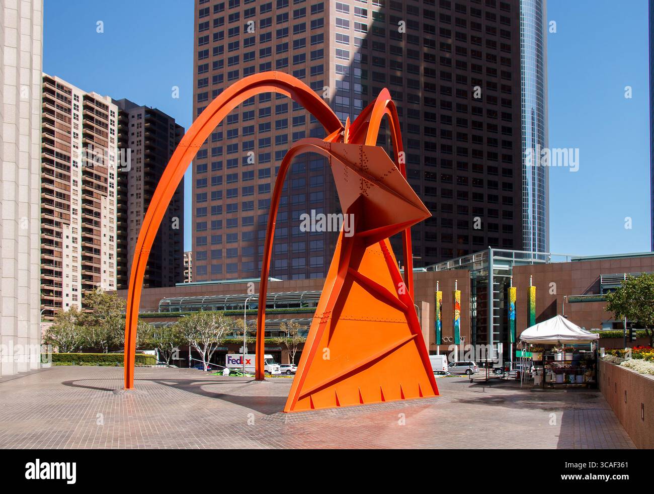 Sculpture en acier à grande échelle des quatre Arches par Alexander Calder dans le paysage urbain du centre-ville de Los Angeles, Los Angeles, Californie, États-Unis Banque D'Images
