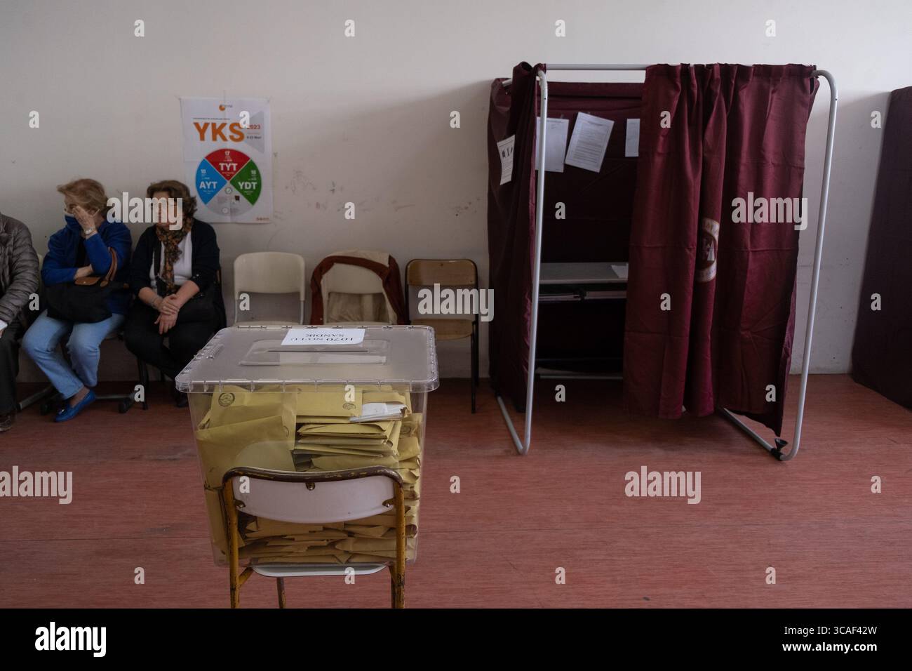 14 mai 2023, Istanbul, Turquie : les citoyens turcs votent dans un bureau de vote, car le pays organise simultanément des élections législatives et présidentielles. (Crédit image : © Siamak Ebrahimi/ZUMA Press Wire) Banque D'Images