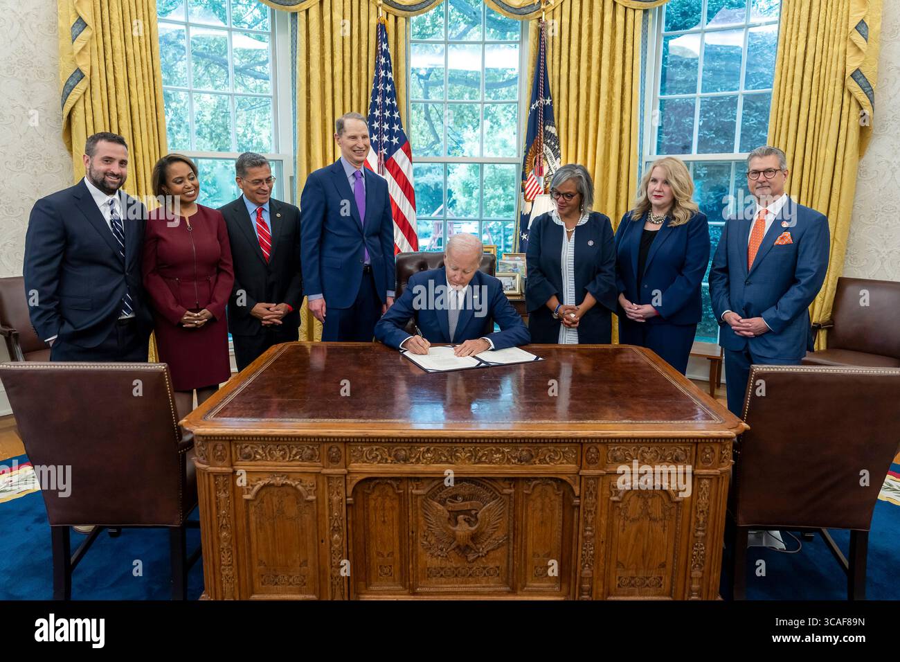 22 septembre 2023, Washington, DC, États-Unis d'Amérique : le président américain Joe Biden, au centre, signe H.R. 2544, “the sécurisation du réseau américain d'approvisionnement et de transplantation d'organes Act†, lors d'une cérémonie au Bureau ovale, le 22 septembre 2023 à Washington, D.C. (image crédit : © Adam Schultz/Maison Blanche/planète Pix via ZUMA Press Wire) Banque D'Images 22 septembre 2023, Washington, DC, États-Unis d'Amérique : le président américain Joe Biden, au centre, signe H.R. 2544, “the sécurisation du réseau américain d'approvisionnement et de transplantation d'organes Act†, lors d'une cérémonie au Bureau ovale, le 22 septembre 2023 à Washington, D.C. (image crédit : © Adam Schultz/Maison Blanche/planète Pix via ZUMA Press Wire) Banque D'Images