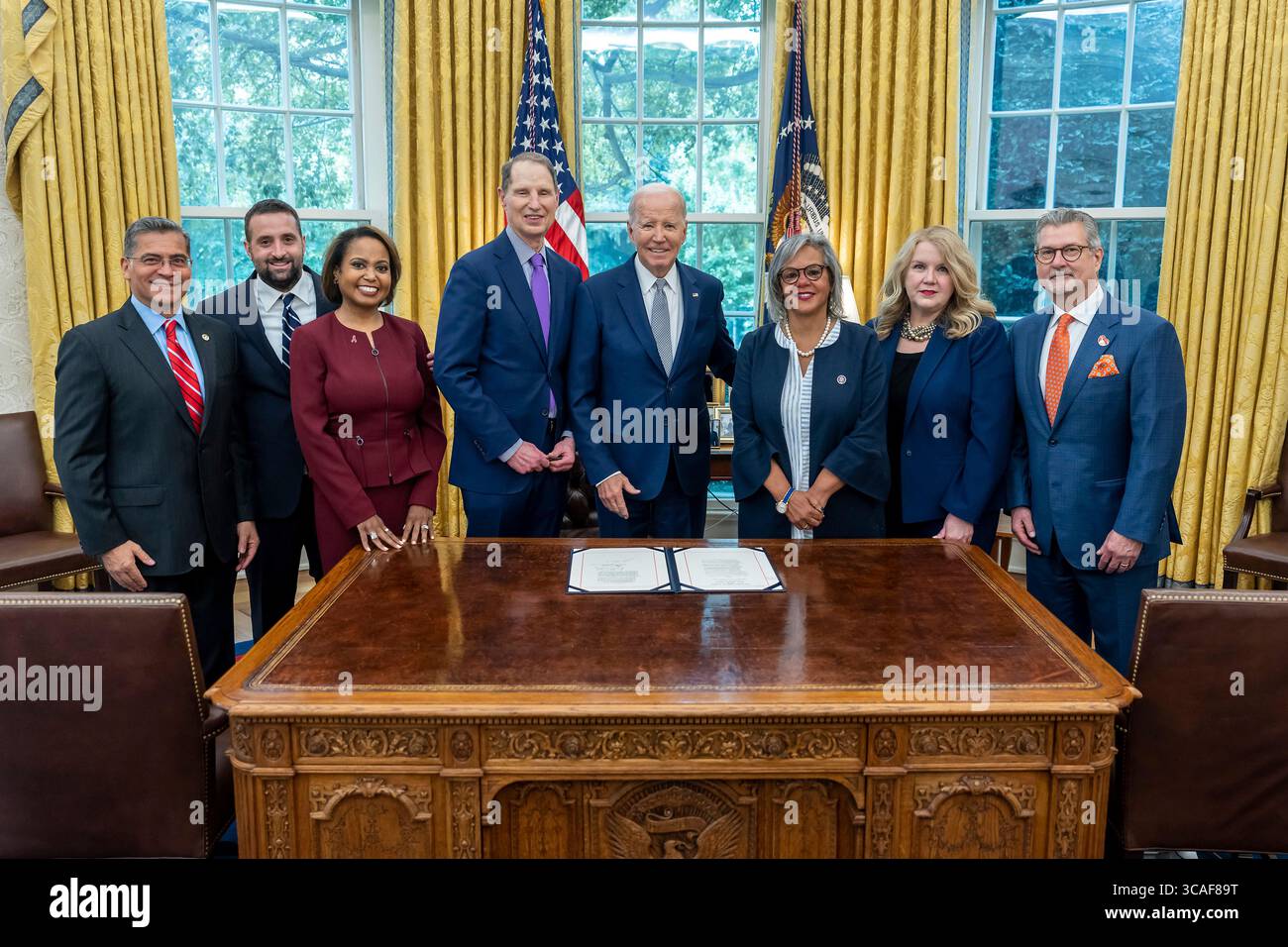 22 septembre 2023, Washington, DC, États-Unis d'Amérique : le président américain Joe Biden, au centre, pose avec des sponsors et des défenseurs après avoir signé H.R. 2544, “the sécurisation du réseau américain d'approvisionnement et de transplantation d'organes Act†, lors d'une cérémonie au Bureau ovale, le 22 septembre 2023 à Washington, DC (image crédit : © Adam Schultz/White House/Planet Pix via ZUMA Press Wire) Banque D'Images 22 septembre 2023, Washington, DC, États-Unis d'Amérique : le président américain Joe Biden, au centre, pose avec des sponsors et des défenseurs après avoir signé H.R. 2544, “the sécurisation du réseau américain d'approvisionnement et de transplantation d'organes Act†, lors d'une cérémonie au Bureau ovale, le 22 septembre 2023 à Washington, DC (image crédit : © Adam Schultz/White House/Planet Pix via ZUMA Press Wire) Banque D'Images