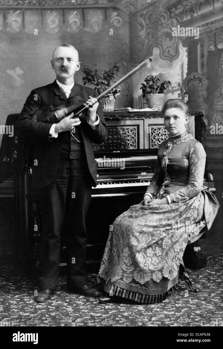 18 octobre 2022, Aberdeen, Dakota du Sud, USA : Portrait d'homme tenant violon et femme assise au piano, Aberdeen, Dakota du Sud, Cabinet Card, J.O. Miller, années 1880 (crédit image : © JT Vintage/Glasshouse via ZUMA Press Wire) Banque D'Images