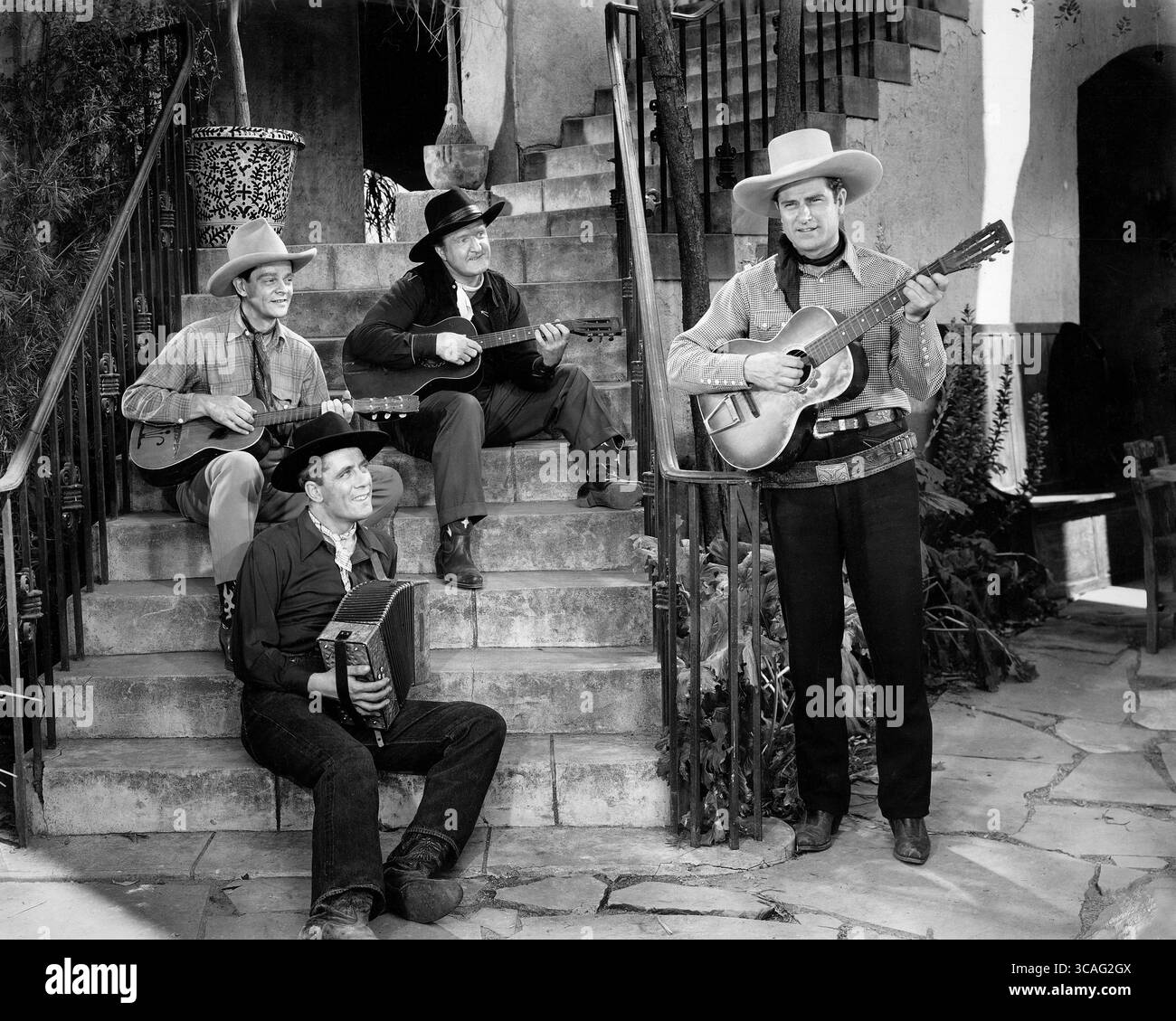 19 octobre 2022 : Ray Whitley (debout, guitare acoustique) et les six Bar Cowboys, sur le plateau du film, ''Renegades of the Rio Grande'', Universal Pictures, 1945 (crédit image : © JT Vintage/Glasshouse via ZUMA Press Wire) Banque D'Images