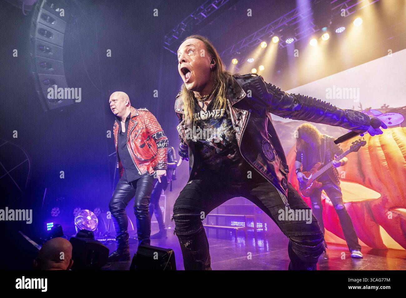10 septembre 2023, Oslo, Copenhague, Norvège : Oslo, Norvège. 10 septembre 2023. Le groupe allemand de speed metal Helloween donne un concert au Sentrum Scene à Oslo. Ici, les chanteurs Michael Kiske (à gauche) et Andi Deris (à droite) sont vus en direct sur scène. (Crédit image : © Terje Dokken/Gonzales photo via ZUMA Press) Banque D'Images