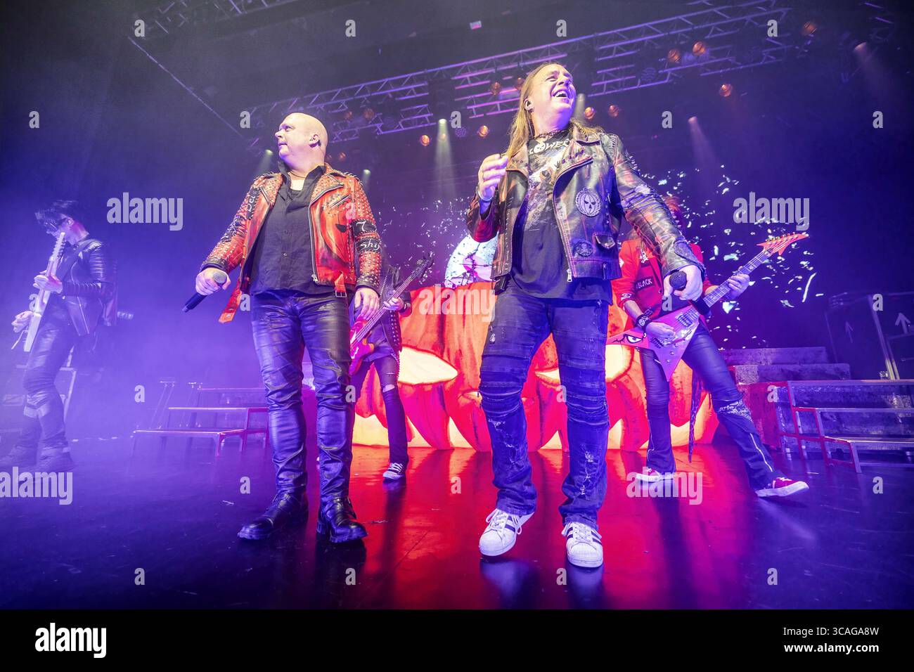 10 septembre 2023, Oslo, Copenhague, Norvège : Oslo, Norvège. 10 septembre 2023. Le groupe allemand de speed metal Helloween donne un concert au Sentrum Scene à Oslo. Ici, les chanteurs Michael Kiske (à gauche) et Andi Deris (à droite) sont vus en direct sur scène. (Crédit image : © Terje Dokken/Gonzales photo via ZUMA Press) Banque D'Images