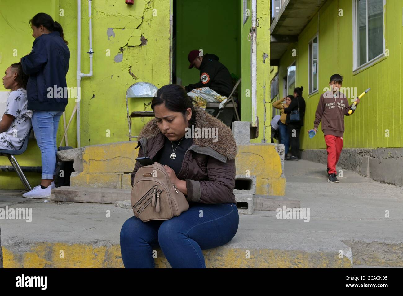 10 mai 2023, Tijuana, basse-Californie, Mexique : les migrants du refuge Agape Mision Mundial attendent de vérifier leurs téléphones pour des rendez-vous sur l'application CBP One qui permet aux demandeurs d'asile d'entrer aux États-Unis L'application est passée à un nouveau système de prise de rendez-vous le mercredi 10 mai 2023, abordant les problèmes de volume précédents à des heures précises de la journée en rendant les rendez-vous disponibles pendant 23 heures chaque jour plutôt qu'à une heure désignée, permettre plus de flexibilité et d'accès au système de planification, a déclaré douane et protection des frontières dans un communiqué de presse. CBP a dit qu'il va al Banque D'Images