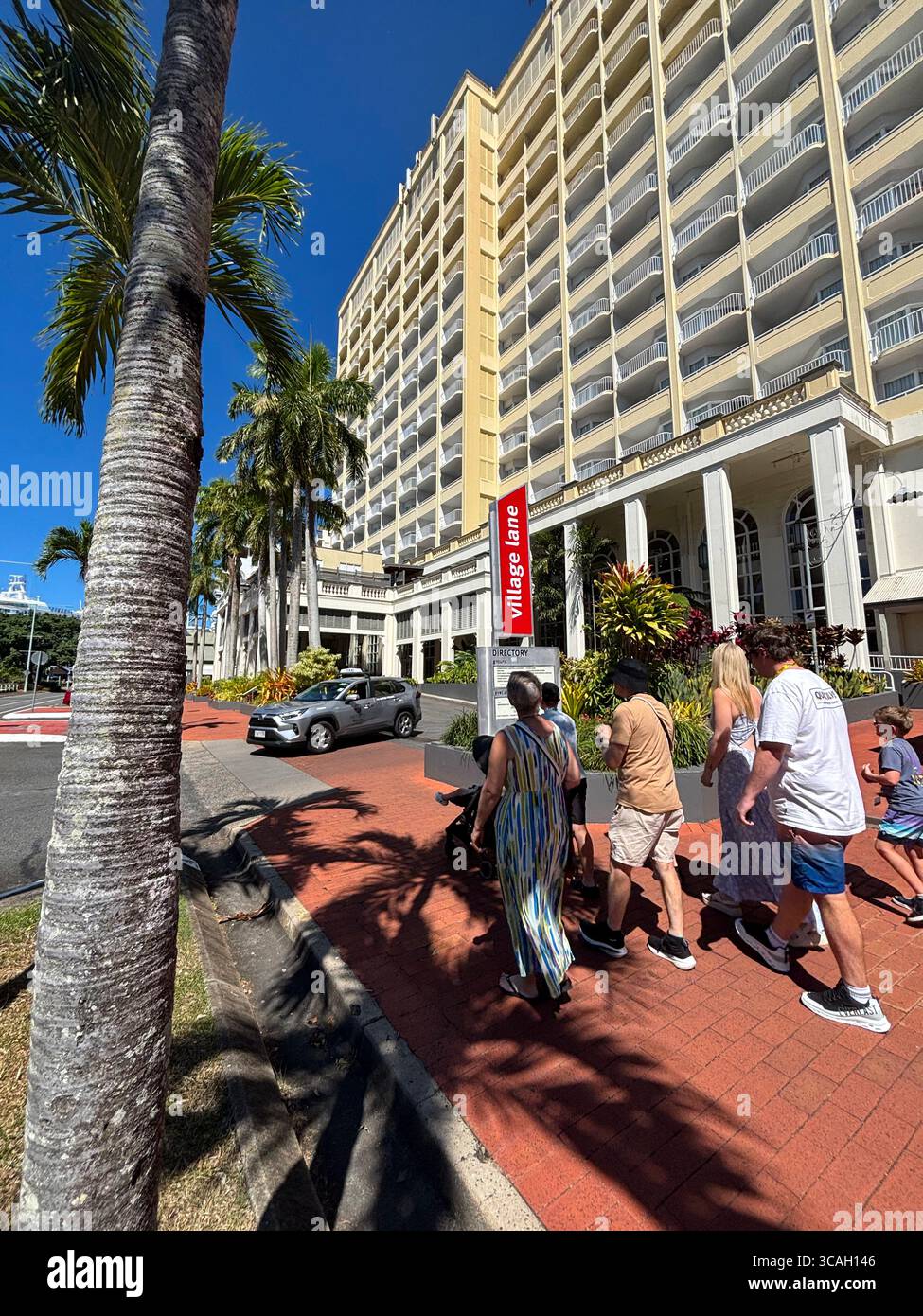 Promenade en famille devant Village Lane vers l'hôtel Pullman International, Abbott Street, Cairns, Queensland, Australie. Pas DE MR ou PR Banque D'Images