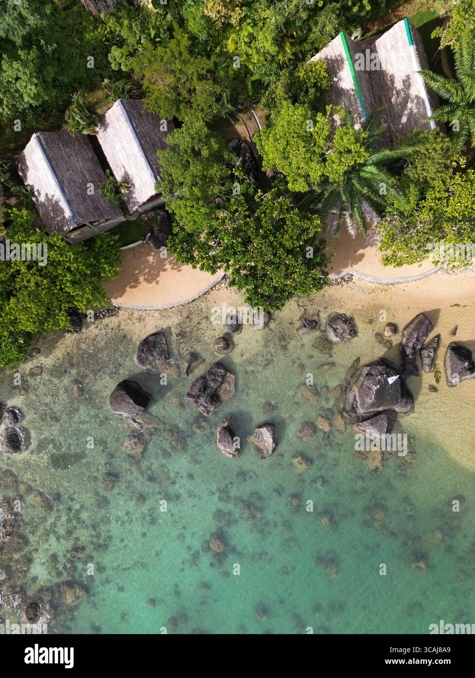 Prise de vue par drone de Natoria Lodge, niché dans un écrin de verdure au cœur de l'île Sainte-Marie, Madagascar, un paisible refuge écologique près de la côte. Banque D'Images