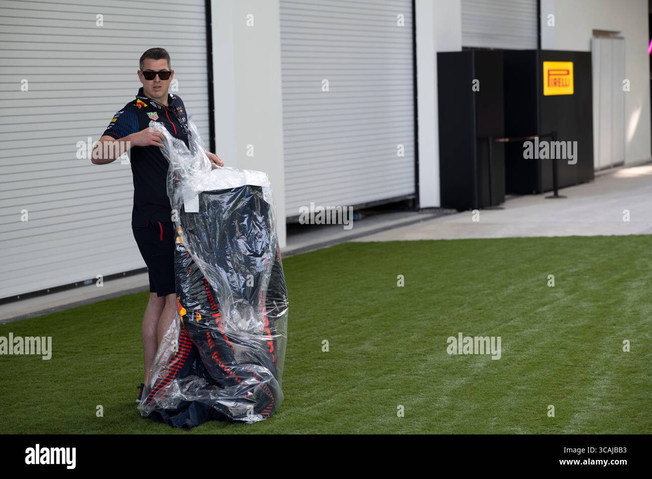 5 mai 2023, Miami, Floride, États-Unis : Oracle RedBull Racing Mechanics avec combinaisons anti-incendie, arrive au paddock du Grand Prix de Miami... les équipes se préparent à participer à la deuxième course de F1 du calendrier américain, avec un record de trois épreuves de Grand Prix qui se tiendront en Amérique cette année à Miami, Austin et Las Vegas, en raison de la popularité croissante du sport grâce à Drive to Survive Docuseries de Netflix. Aston Martin, Ferrari et d'autres envisagent de défier la domination de Max Verstappen de Red Bull Oracle Racing au cours de la saison 2023. Sports motorisés, courses de roues ouvertes, l Banque D'Images